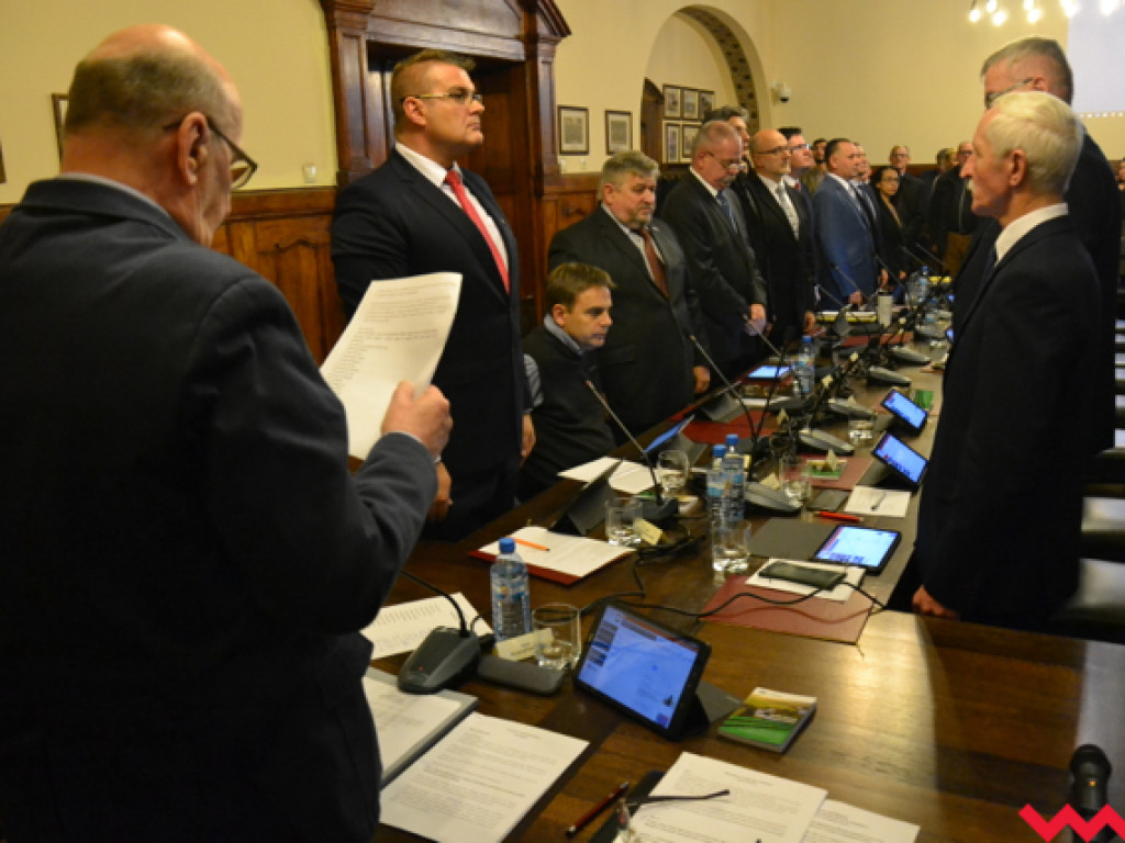 Ślubowanie i apel burmistrza oraz zmiana w prezydium wrzesińskiej rady miejskiej