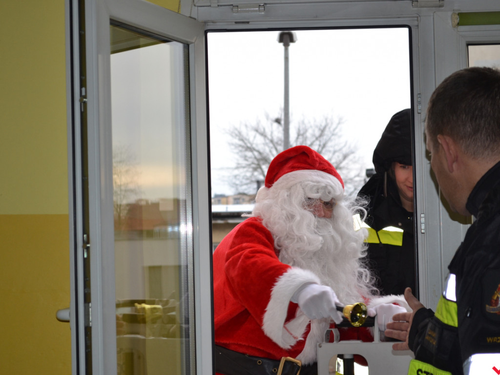 Mikołaj wszedł przez okno i wręczył prezenty chorym dzieciom