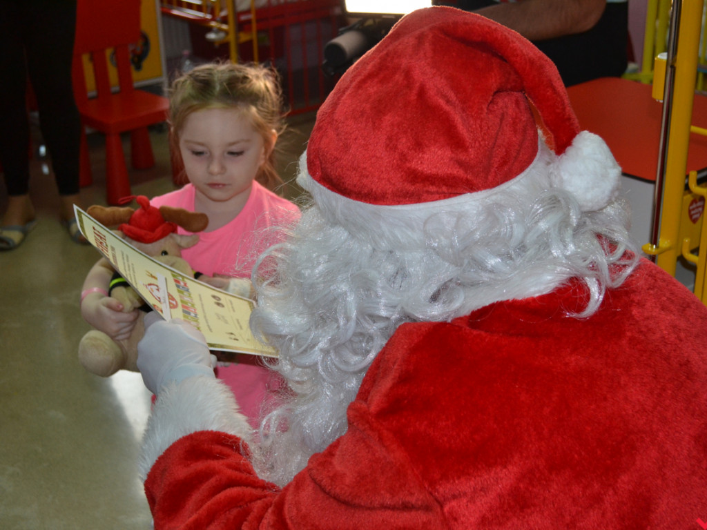 Mikołaj wszedł przez okno i wręczył prezenty chorym dzieciom