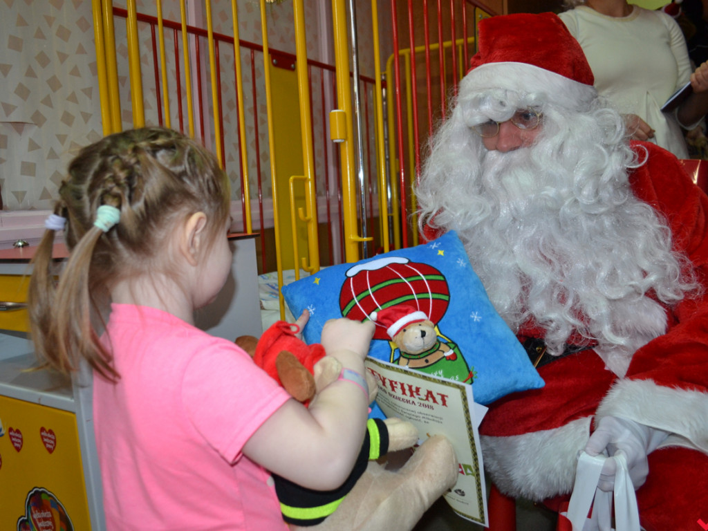 Mikołaj wszedł przez okno i wręczył prezenty chorym dzieciom