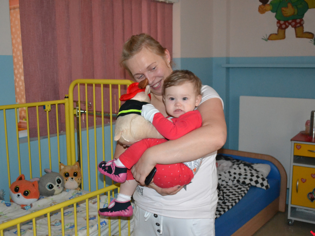 Mikołaj wszedł przez okno i wręczył prezenty chorym dzieciom