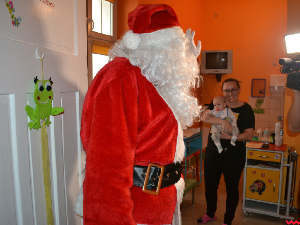 Mikołaj wszedł przez okno i wręczył prezenty chorym dzieciom