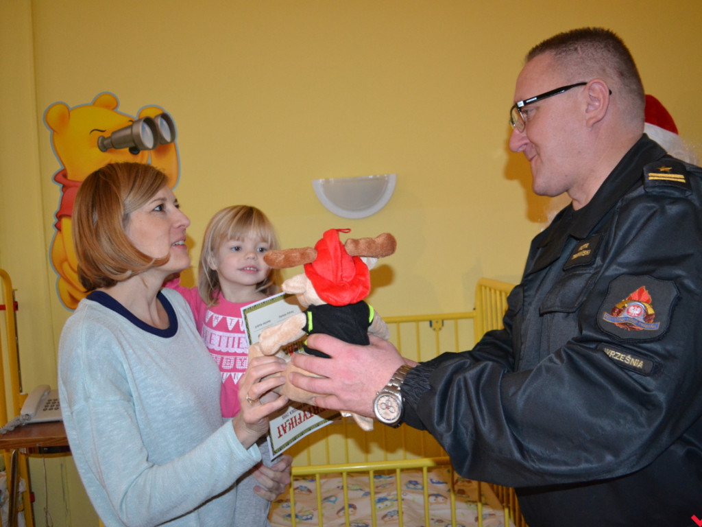 Mikołaj wszedł przez okno i wręczył prezenty chorym dzieciom