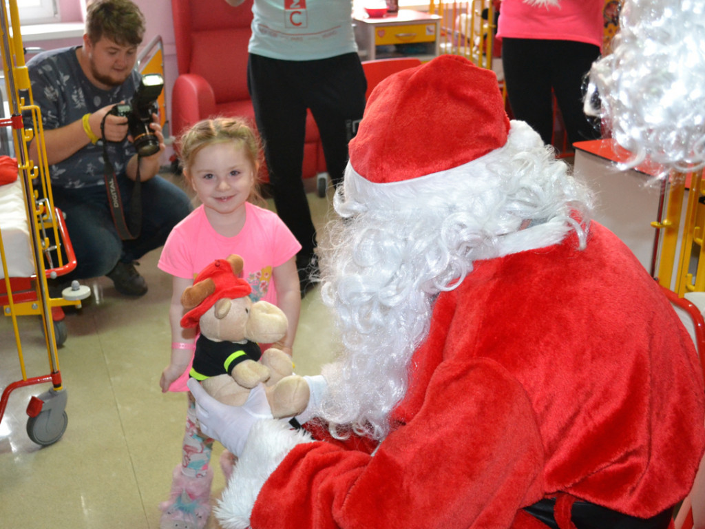 Mikołaj wszedł przez okno i wręczył prezenty chorym dzieciom