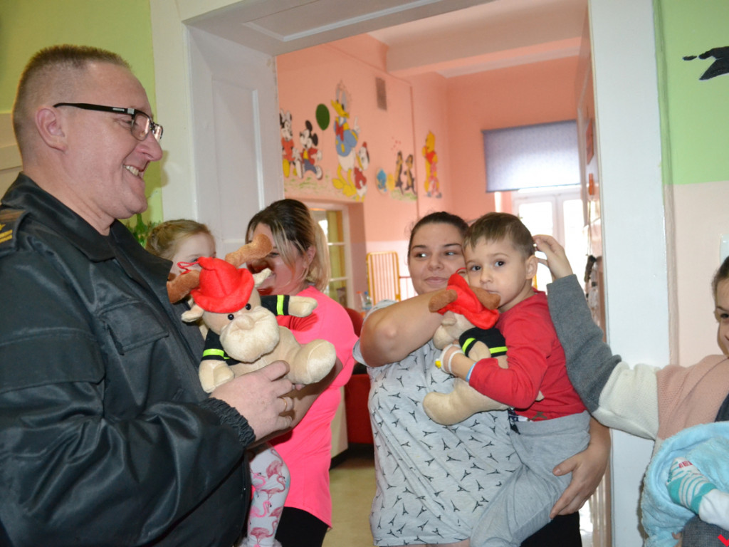 Mikołaj wszedł przez okno i wręczył prezenty chorym dzieciom