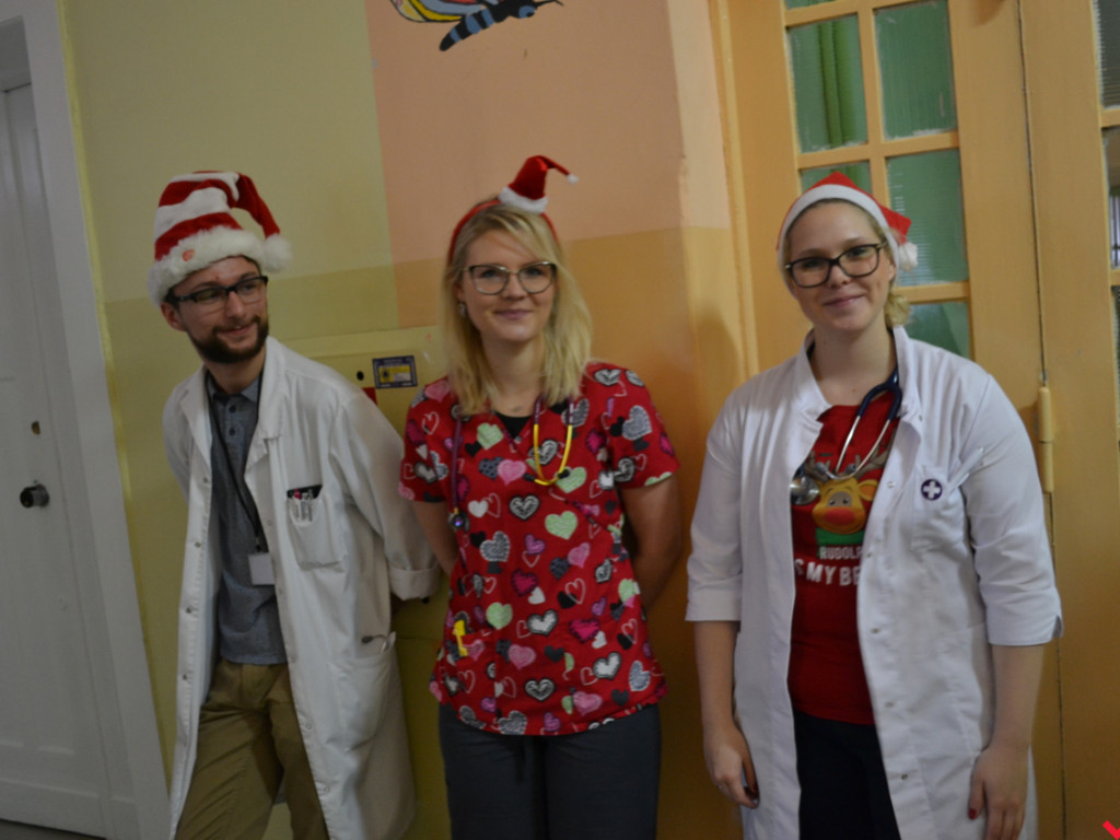 Mikołaj wszedł przez okno i wręczył prezenty chorym dzieciom