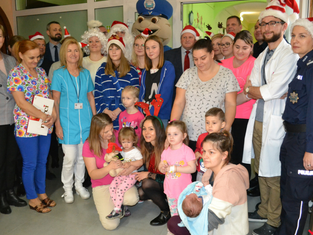 Mikołaj wszedł przez okno i wręczył prezenty chorym dzieciom