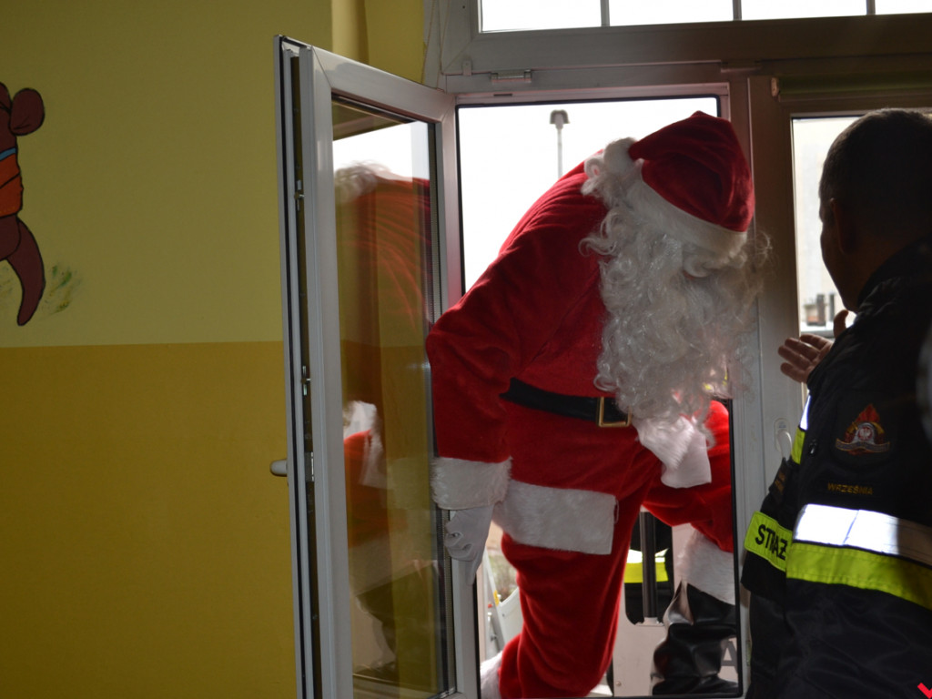 Mikołaj wszedł przez okno i wręczył prezenty chorym dzieciom