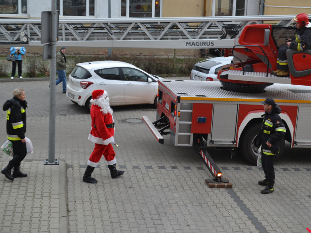 Mikołaj wszedł przez okno i wręczył prezenty chorym dzieciom