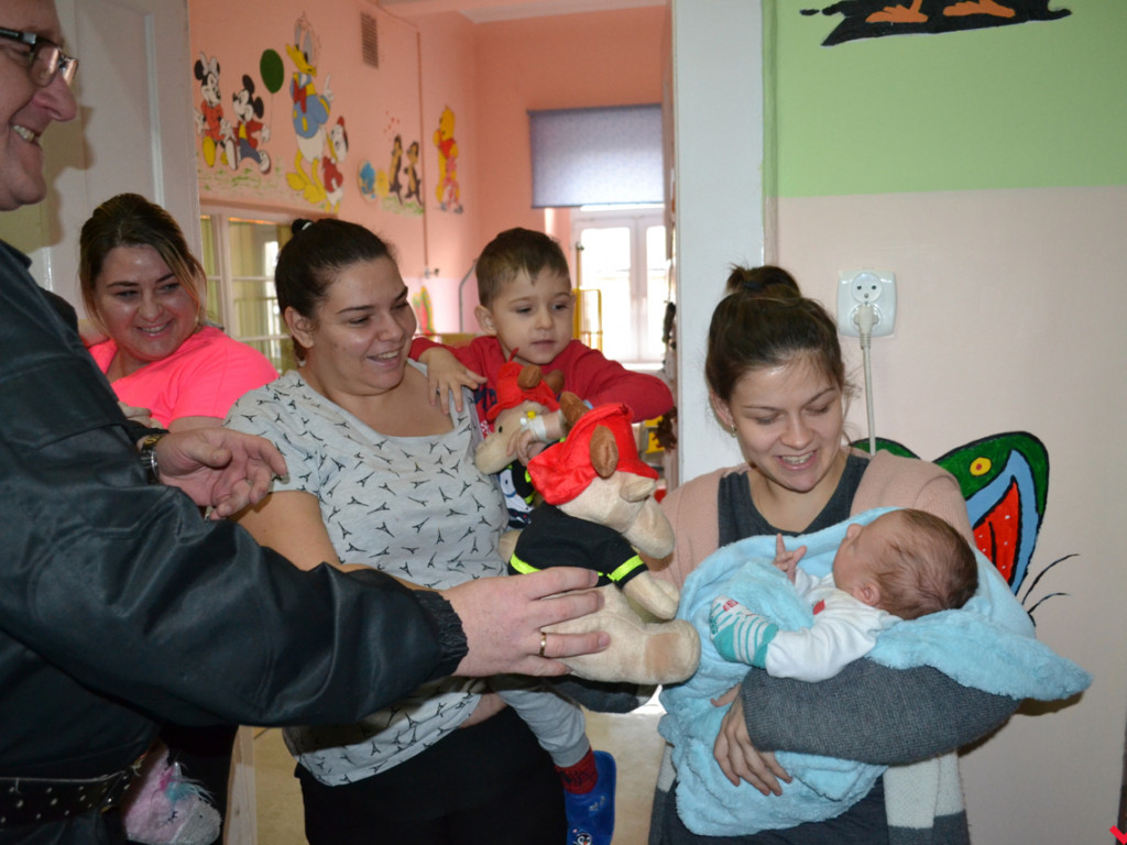 Mikołaj wszedł przez okno i wręczył prezenty chorym dzieciom