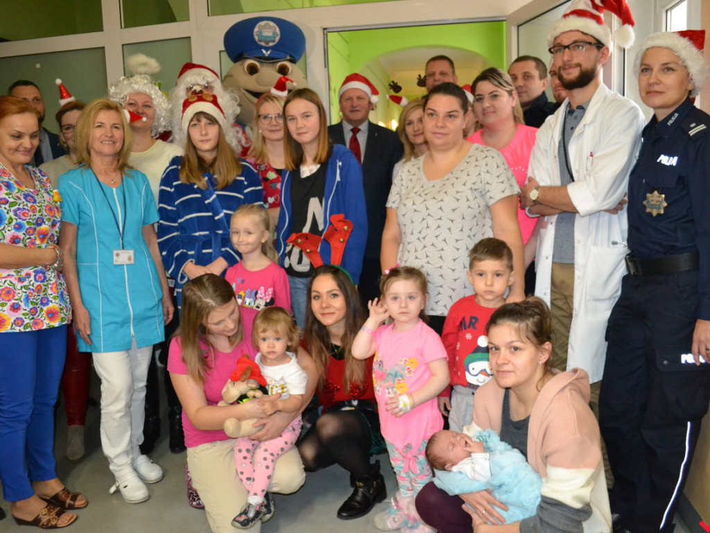 Mikołaj wszedł przez okno i wręczył prezenty chorym dzieciom