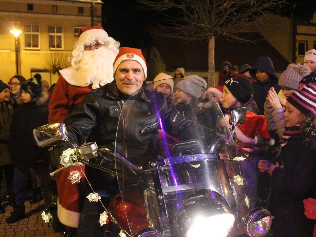 Dzieci zawładnęły sceną, a Święty Mikołaj przyjechał na motorze