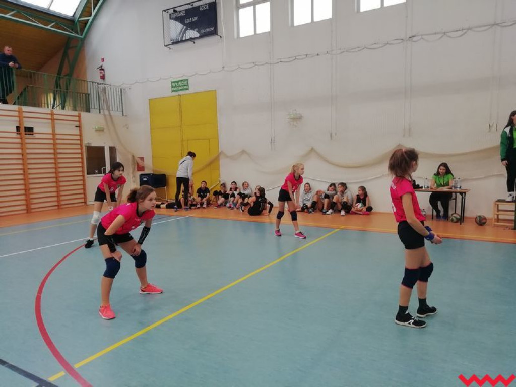Nowe doświadczenia młodych siatkarek podczas silnie obsadzonego turnieju w Tuszynie