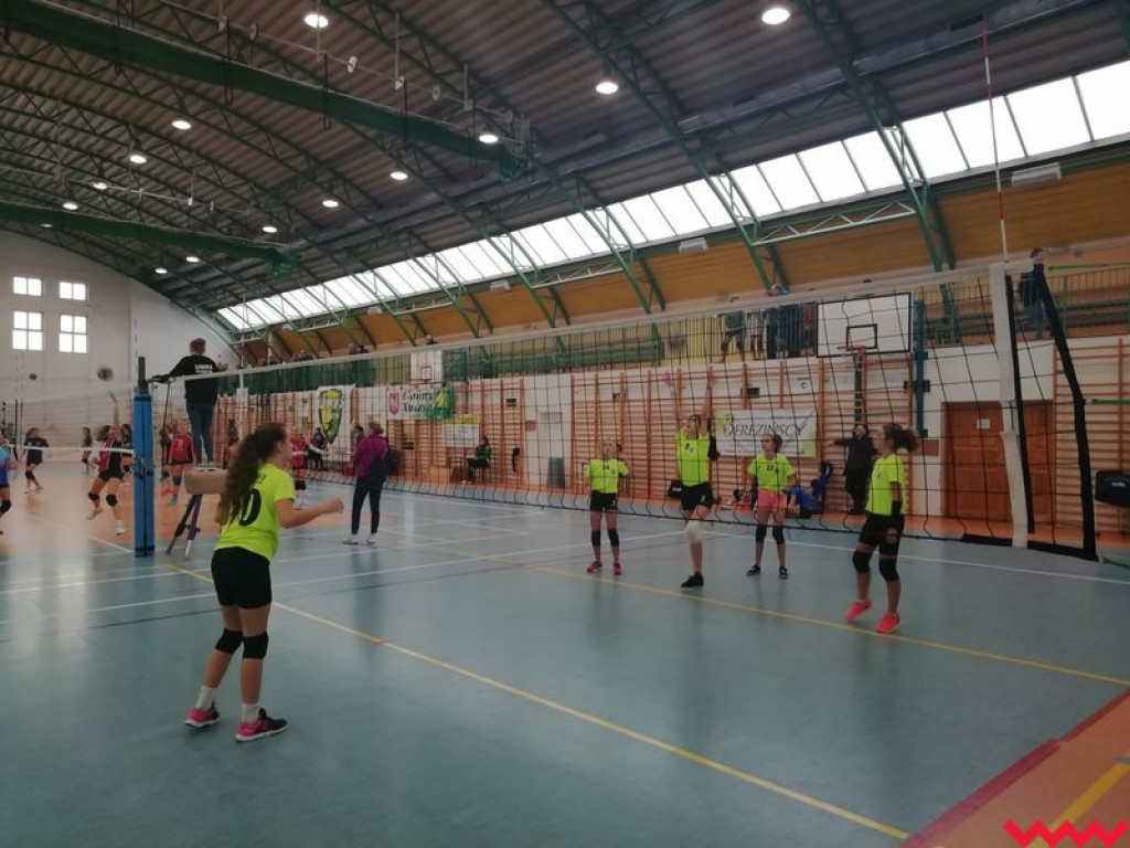 Nowe doświadczenia młodych siatkarek podczas silnie obsadzonego turnieju w Tuszynie