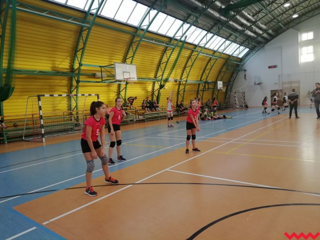 Nowe doświadczenia młodych siatkarek podczas silnie obsadzonego turnieju w Tuszynie