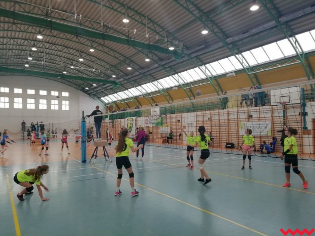 Nowe doświadczenia młodych siatkarek podczas silnie obsadzonego turnieju w Tuszynie
