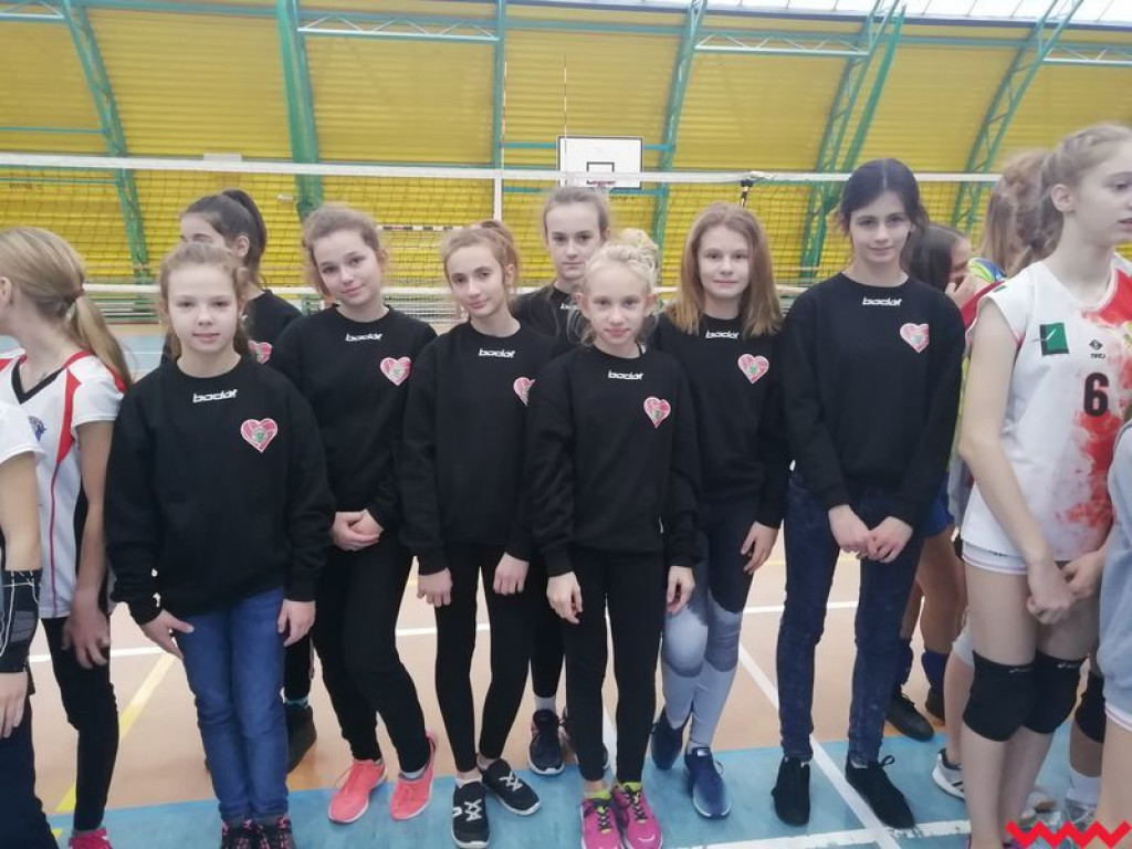 Nowe doświadczenia młodych siatkarek podczas silnie obsadzonego turnieju w Tuszynie
