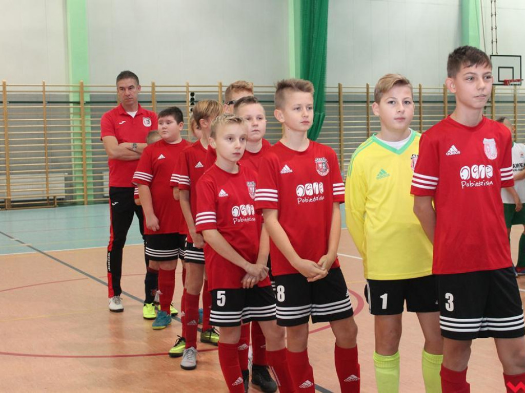 Drużyna K.P. Calisia 14 Kalisz zwycięża w turnieju o puchar prezesa MKS Warta Pyzdry