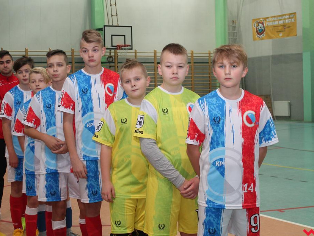 Drużyna K.P. Calisia 14 Kalisz zwycięża w turnieju o puchar prezesa MKS Warta Pyzdry