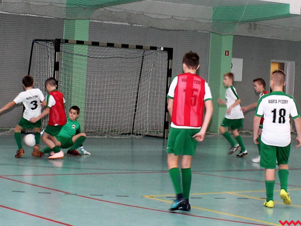 Drużyna K.P. Calisia 14 Kalisz zwycięża w turnieju o puchar prezesa MKS Warta Pyzdry