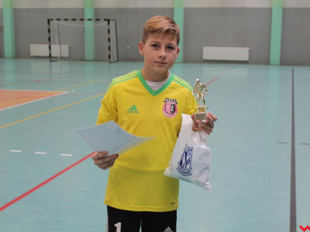 Drużyna K.P. Calisia 14 Kalisz zwycięża w turnieju o puchar prezesa MKS Warta Pyzdry
