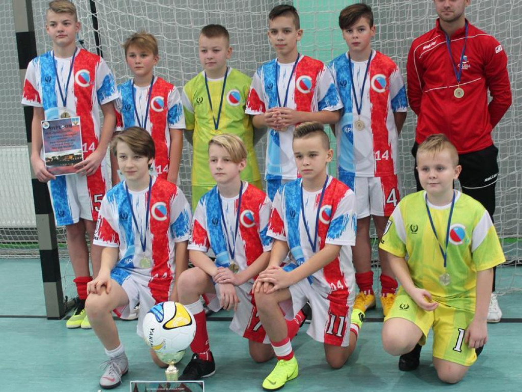 Drużyna K.P. Calisia 14 Kalisz zwycięża w turnieju o puchar prezesa MKS Warta Pyzdry