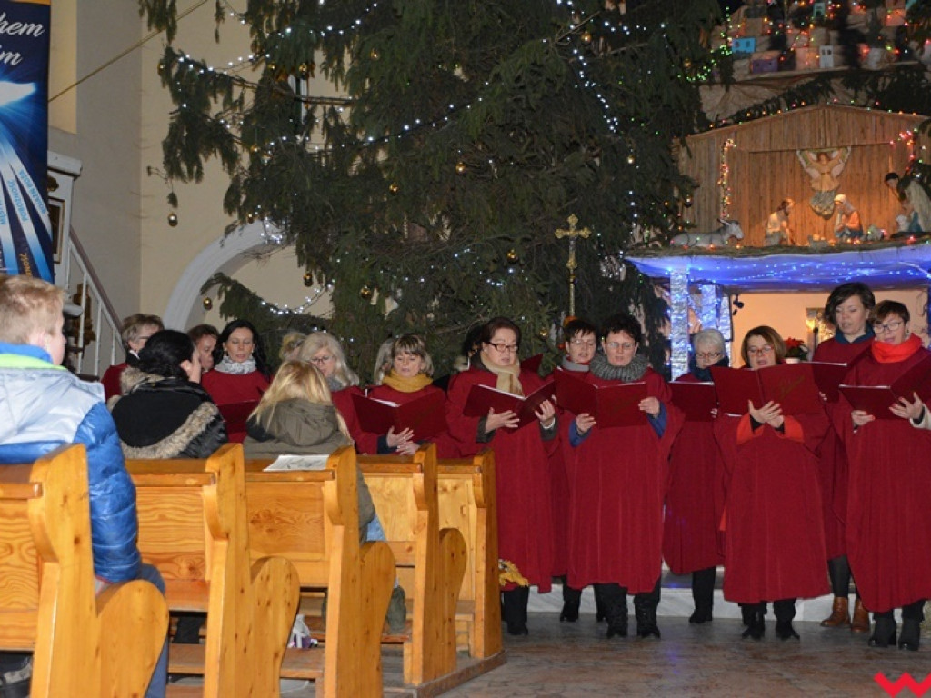 Kolędowanie z Lutnią wypełniło ławy w kościele w Targowej Górce