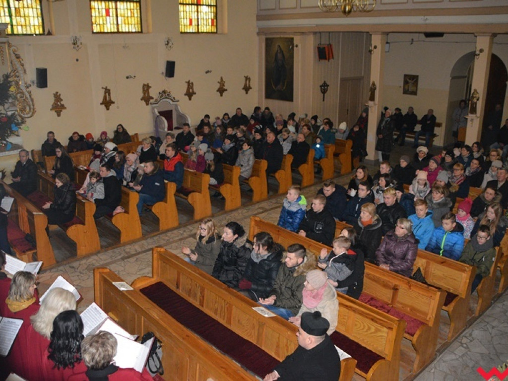 Kolędowanie z Lutnią wypełniło ławy w kościele w Targowej Górce