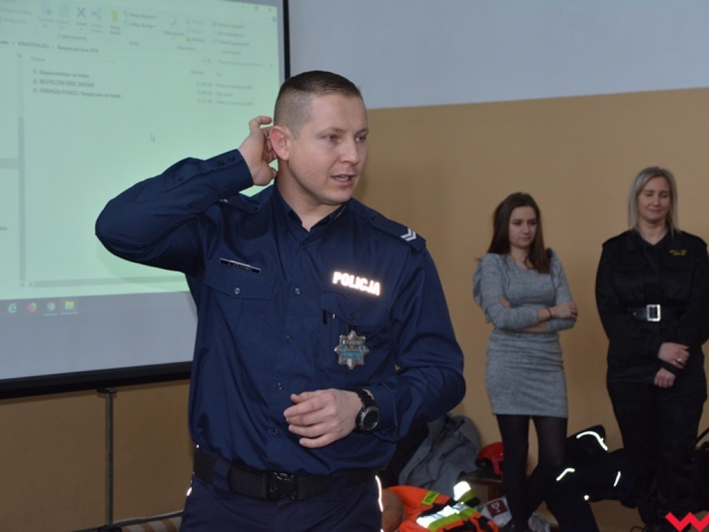 Mundurowi spotkali się z dzieciakami. Te już wiedzą, co zrobić, by ferie były bezpieczne