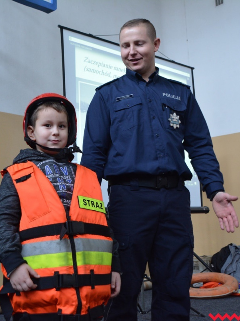 Mundurowi spotkali się z dzieciakami. Te już wiedzą, co zrobić, by ferie były bezpieczne