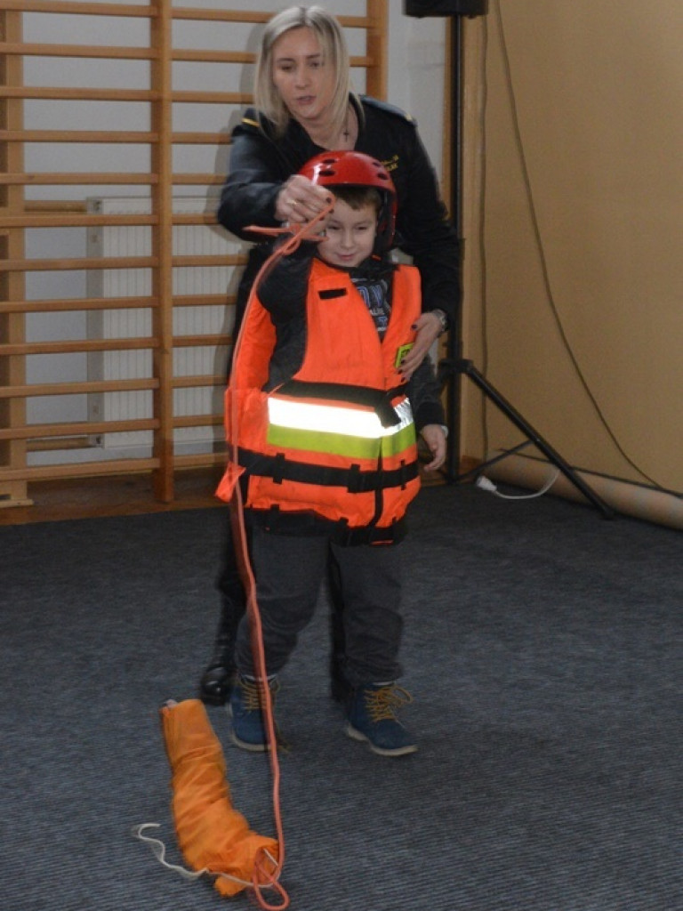 Mundurowi spotkali się z dzieciakami. Te już wiedzą, co zrobić, by ferie były bezpieczne