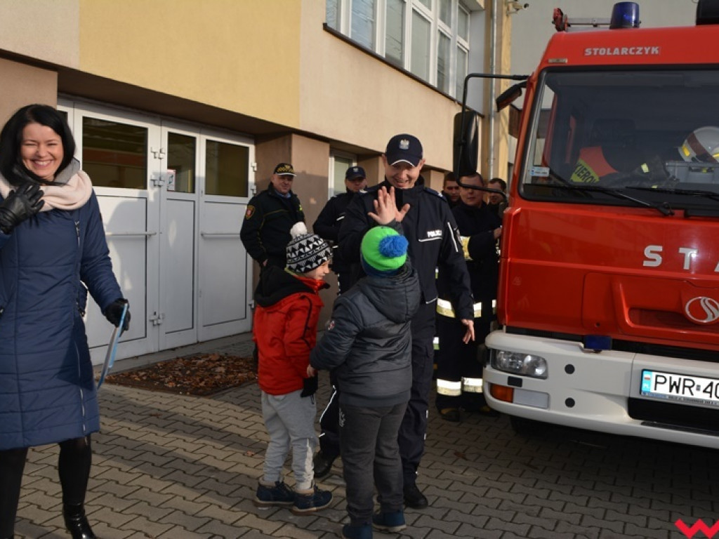 Mundurowi spotkali się z dzieciakami. Te już wiedzą, co zrobić, by ferie były bezpieczne