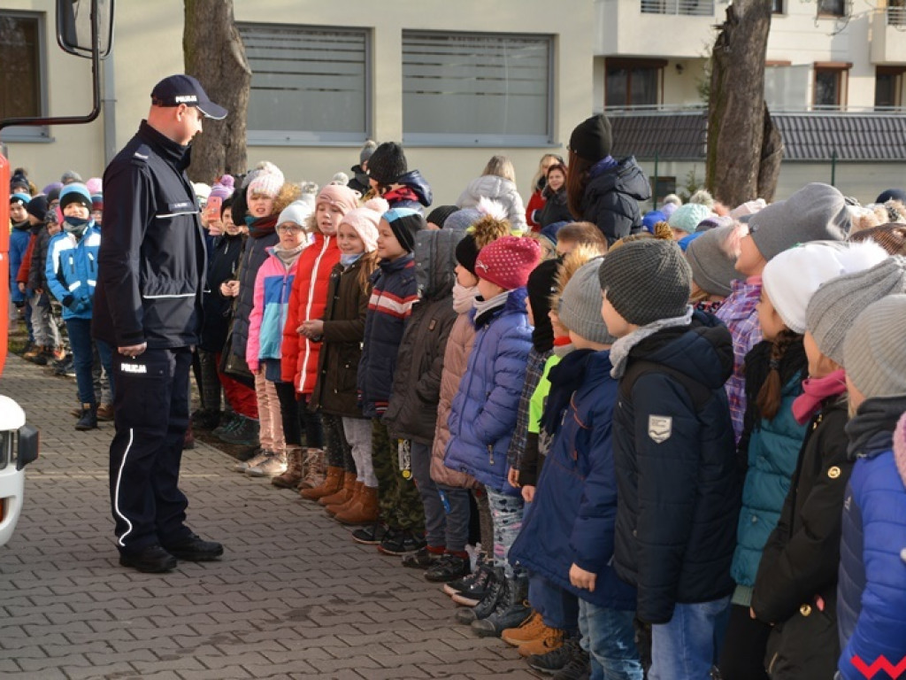 Mundurowi spotkali się z dzieciakami. Te już wiedzą, co zrobić, by ferie były bezpieczne