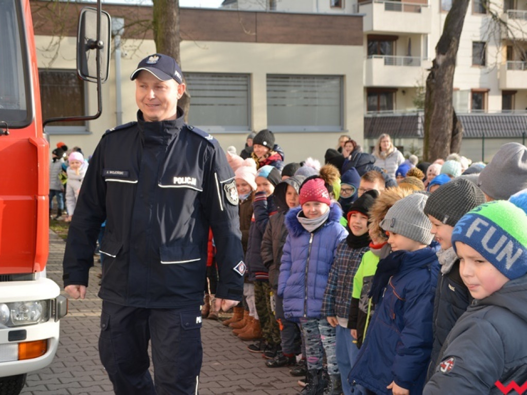 Mundurowi spotkali się z dzieciakami. Te już wiedzą, co zrobić, by ferie były bezpieczne