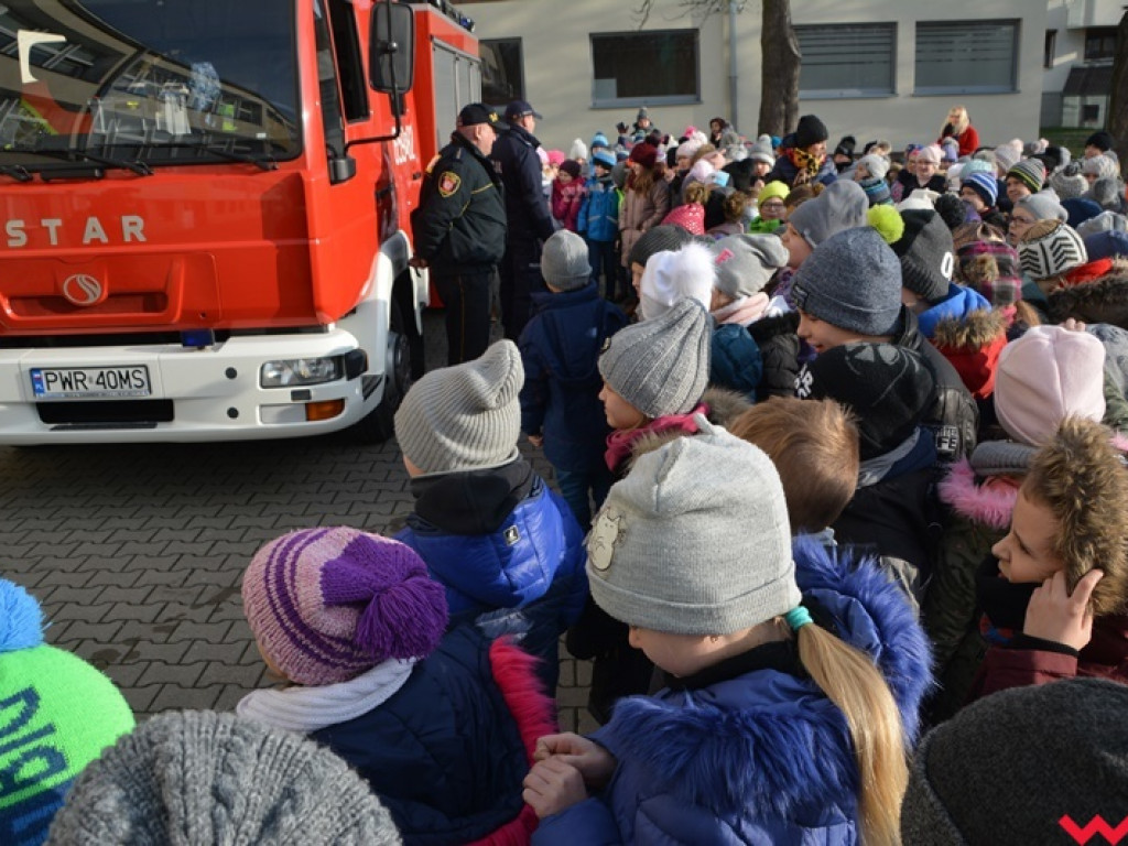 Mundurowi spotkali się z dzieciakami. Te już wiedzą, co zrobić, by ferie były bezpieczne