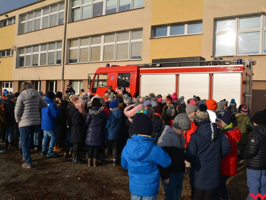 Mundurowi spotkali się z dzieciakami. Te już wiedzą, co zrobić, by ferie były bezpieczne