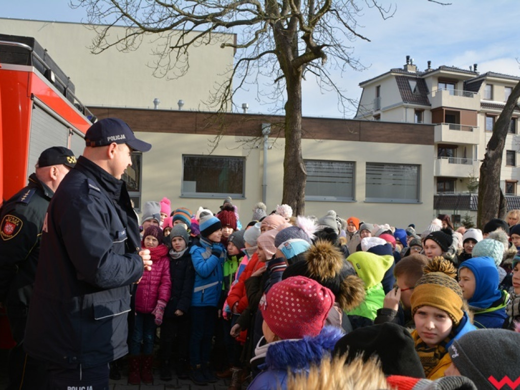 Mundurowi spotkali się z dzieciakami. Te już wiedzą, co zrobić, by ferie były bezpieczne
