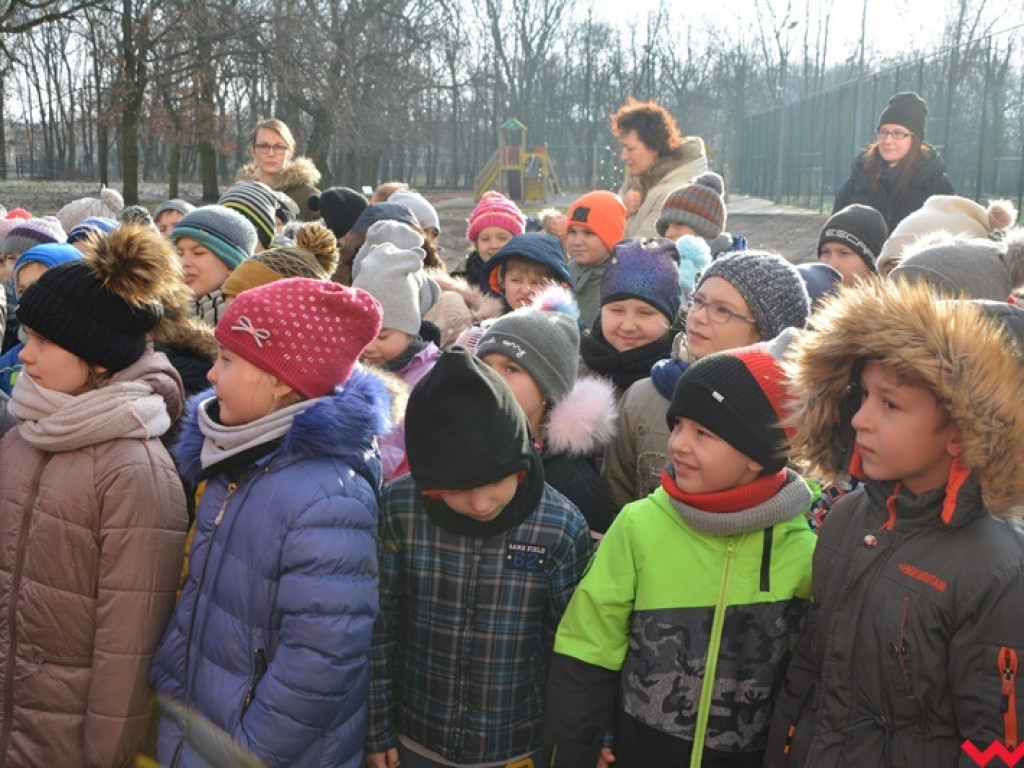 Mundurowi spotkali się z dzieciakami. Te już wiedzą, co zrobić, by ferie były bezpieczne