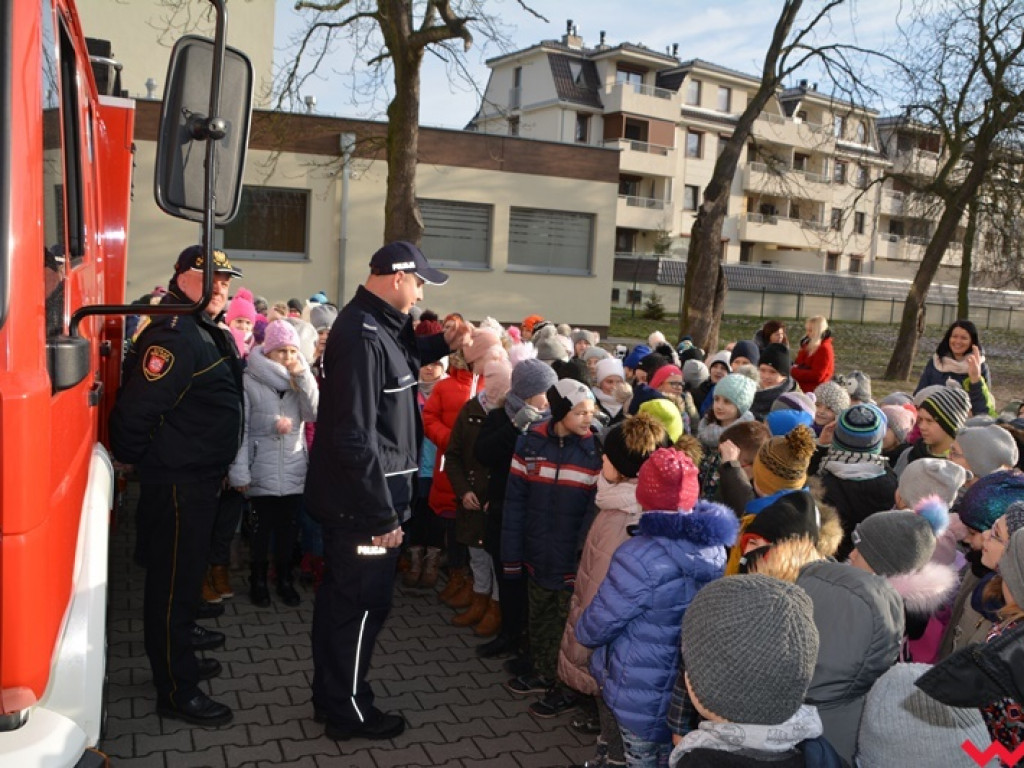 Mundurowi spotkali się z dzieciakami. Te już wiedzą, co zrobić, by ferie były bezpieczne