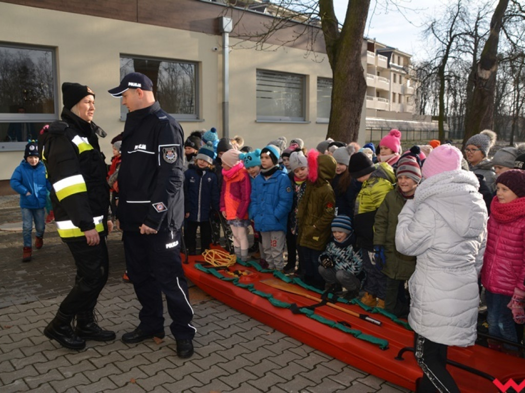 Mundurowi spotkali się z dzieciakami. Te już wiedzą, co zrobić, by ferie były bezpieczne