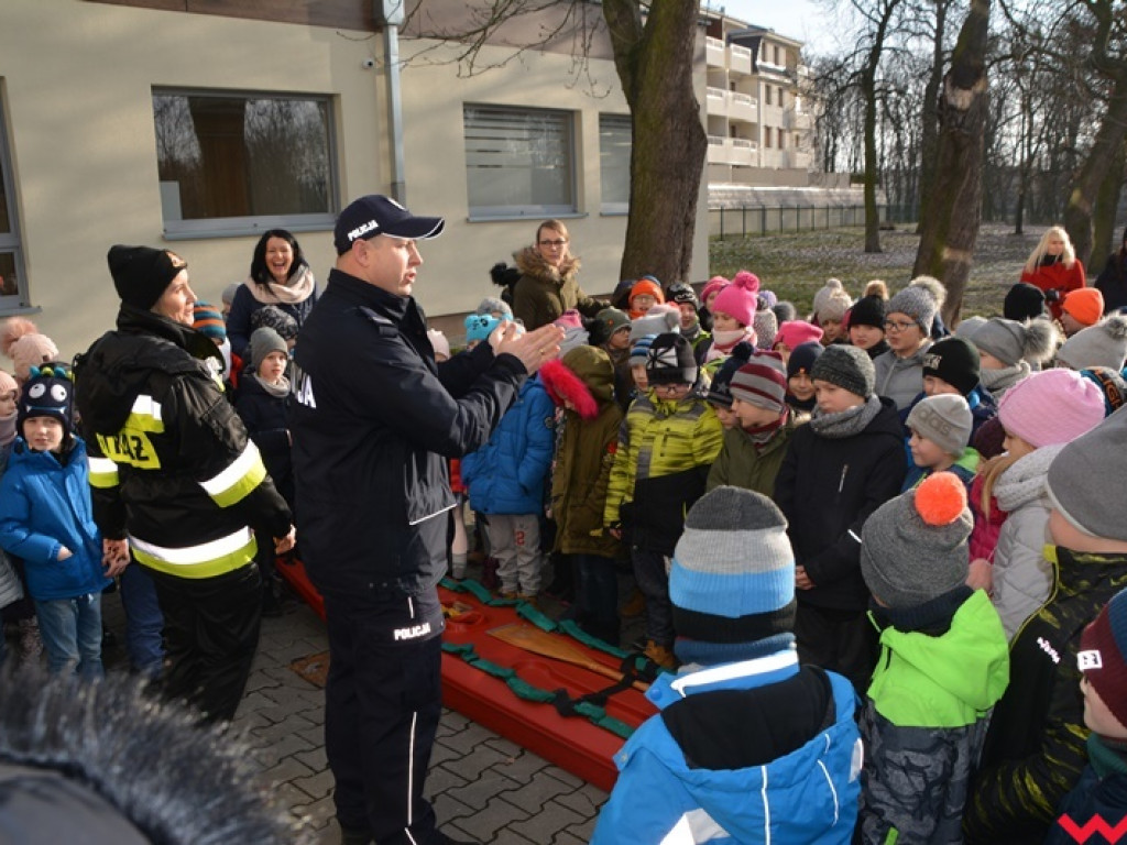 Mundurowi spotkali się z dzieciakami. Te już wiedzą, co zrobić, by ferie były bezpieczne