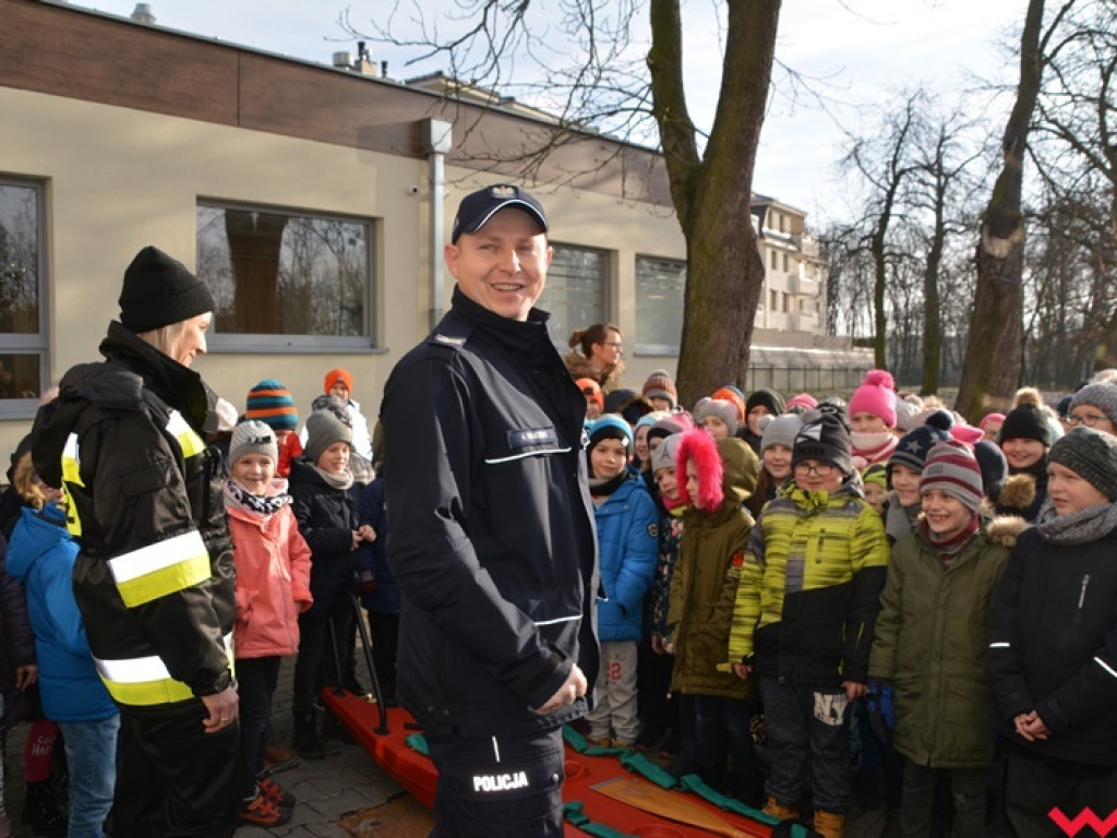 Mundurowi spotkali się z dzieciakami. Te już wiedzą, co zrobić, by ferie były bezpieczne