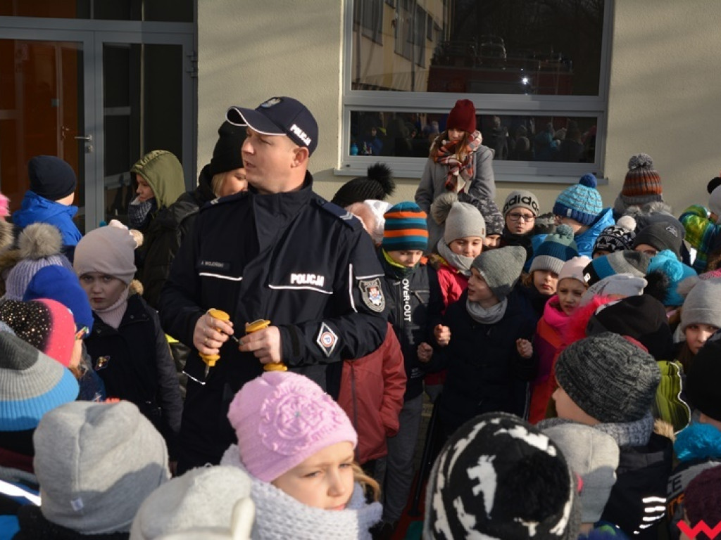 Mundurowi spotkali się z dzieciakami. Te już wiedzą, co zrobić, by ferie były bezpieczne