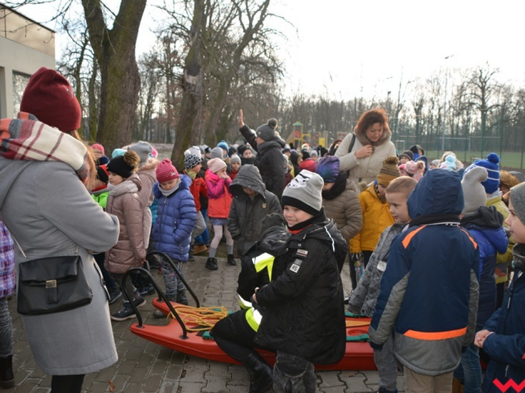 Mundurowi spotkali się z dzieciakami. Te już wiedzą, co zrobić, by ferie były bezpieczne