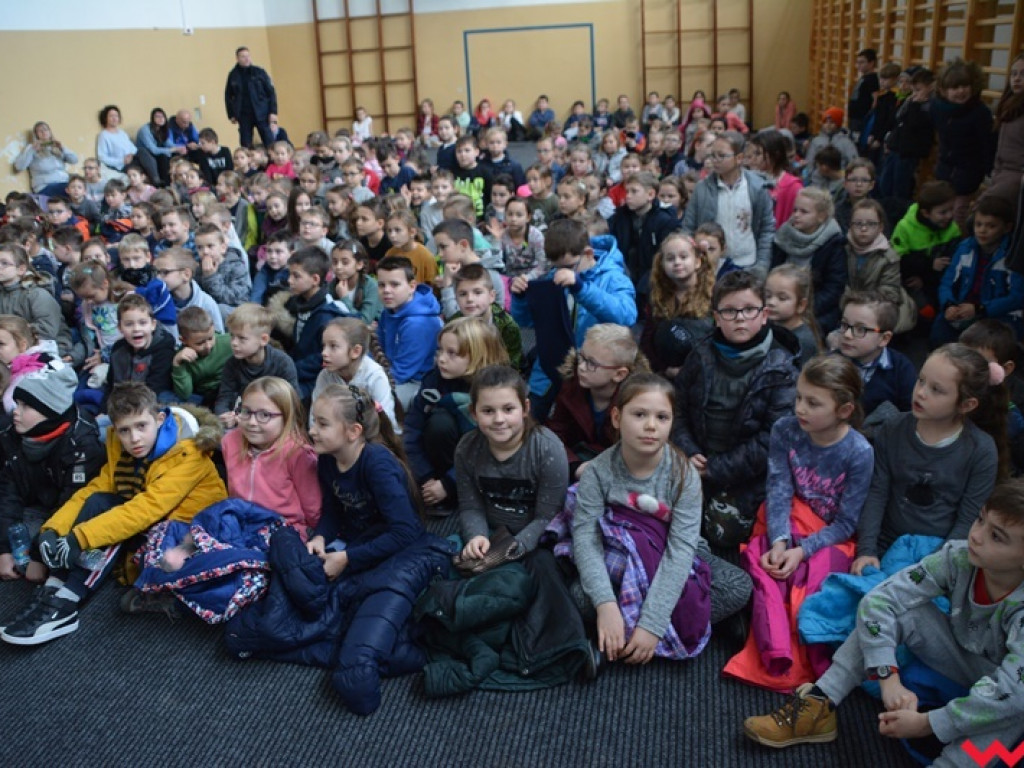 Mundurowi spotkali się z dzieciakami. Te już wiedzą, co zrobić, by ferie były bezpieczne
