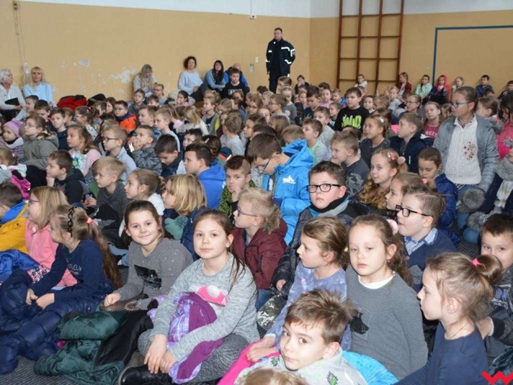 Mundurowi spotkali się z dzieciakami. Te już wiedzą, co zrobić, by ferie były bezpieczne