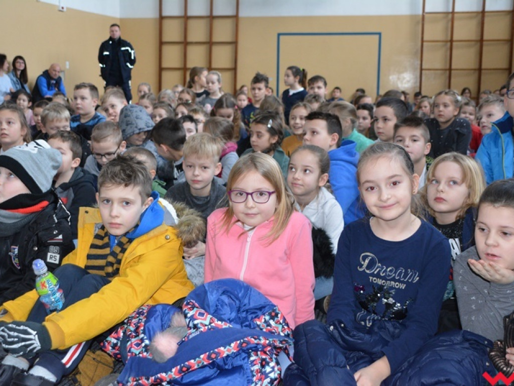Mundurowi spotkali się z dzieciakami. Te już wiedzą, co zrobić, by ferie były bezpieczne