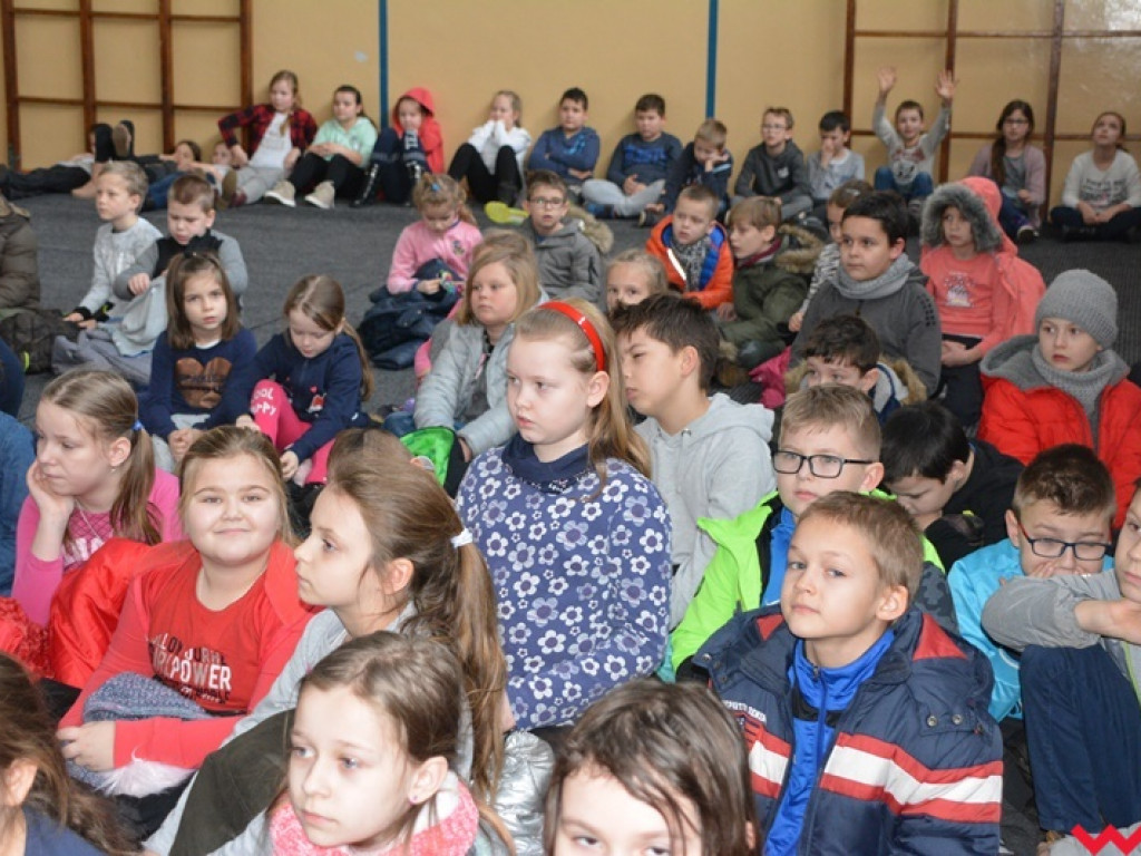 Mundurowi spotkali się z dzieciakami. Te już wiedzą, co zrobić, by ferie były bezpieczne