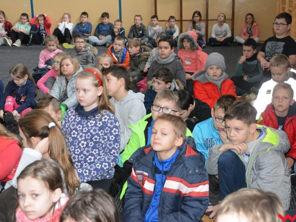 Mundurowi spotkali się z dzieciakami. Te już wiedzą, co zrobić, by ferie były bezpieczne