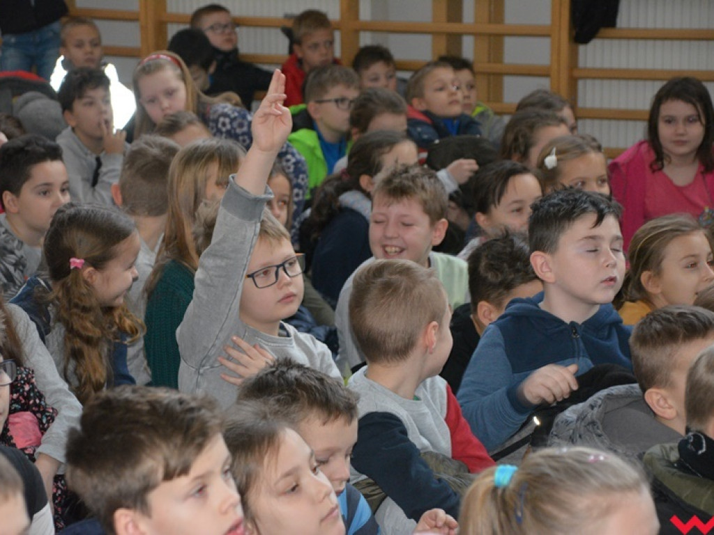 Mundurowi spotkali się z dzieciakami. Te już wiedzą, co zrobić, by ferie były bezpieczne